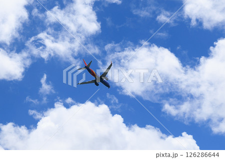 ハワイ島　コナ国際空港へ向かう飛行機 126286644