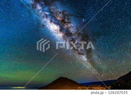 ハワイの休日　ハワイ島マウナ・ケア山の天の川の絶景 126287035