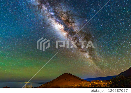 ハワイの休日　ハワイ島マウナ・ケア山の天の川の絶景 126287037