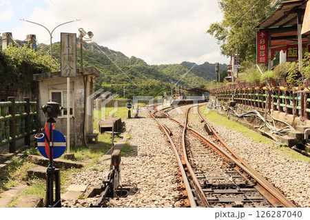 台湾・十分駅のローカル線風景 126287040