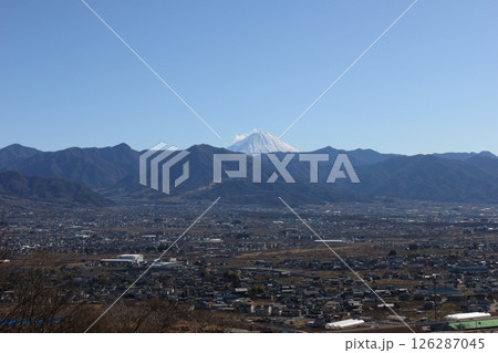 山梨から望む富士山と街並み 126287045