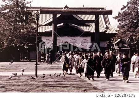 古写真 1956年 東京 靖国神社 中門鳥居と拝殿 古写真 1956年 東京 靖国神社 中門鳥居と拝殿 126287178