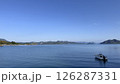 広々とした青い海と青い空 126287331