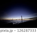 淡路島側から眺める明石海峡大橋 126287333