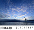 明石海峡大橋と雲が浮かぶ海 126287337