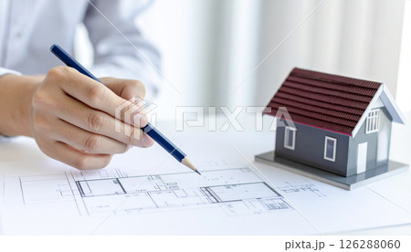 住宅模型と設計図　建築・建設　不動産イメージ 126288060