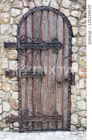 medieval door 126288620