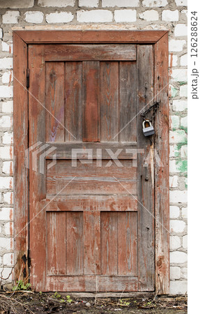medieval door 126288624