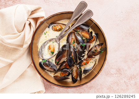 Mussels in creamy garlic sauce, served with fresh herbs and spices, homemade, no people, Mussels in creamy garlic sauce, served with fresh herbs and spices, homemade, no people, 126289245