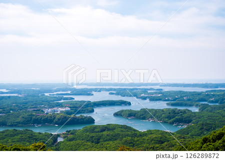 【新緑の横山展望台から見下ろす英虞湾の絶景】三重県・伊勢志摩国立公園 【新緑の横山展望台から見下ろす英虞湾の絶景】三重県・伊勢志摩国立公園 126289872