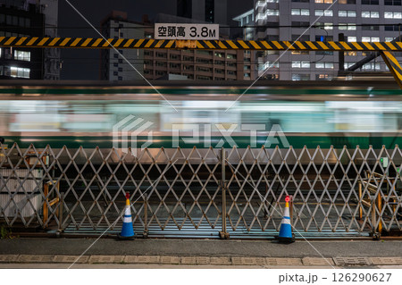 夜の新宿　埼京線と鉄道工事現場 126290627