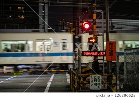 夜の小田急線 新宿2号踏切 夜の小田急線 新宿2号踏切 126290628
