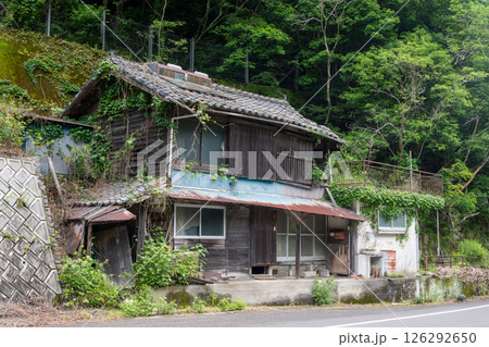 日本の香川県の古くてとても美しい建物 126292650