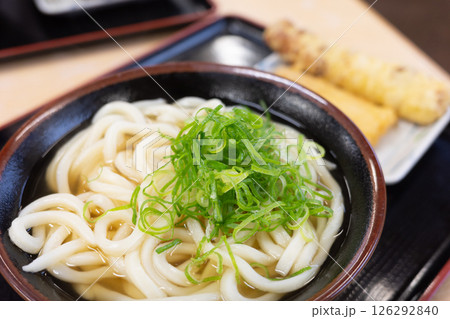 日本の香川県のとても美味しいさぬきうどん 126292840