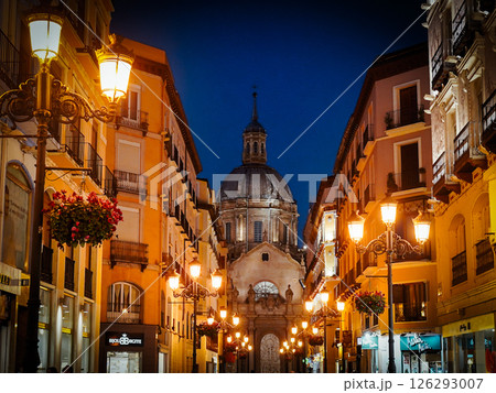 スペイン•サラゴサ、奥にピラール聖母教会を臨むアルフォンソ通りの夜景 126293007