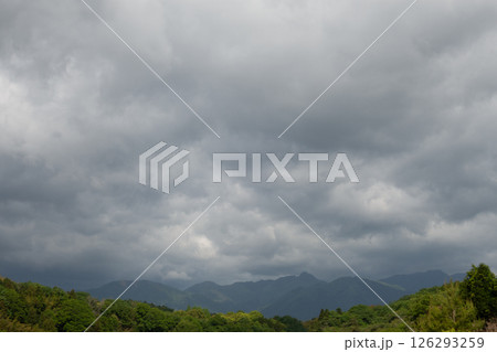 【鈴鹿の山並みと曇空】自然風景素材・梅雨イメージ素材 【鈴鹿の山並みと曇空】自然風景素材・梅雨イメージ素材 126293259