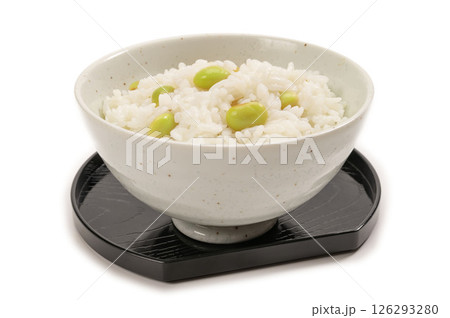 大豆を炊いて作った豆ごはん 126293280