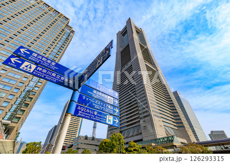 神奈川県　横浜市　みなとみらいの都市風景　横浜ランドマークタワー 126293315