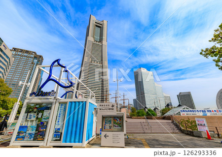 神奈川県　横浜市　みなとみらいの都市風景　横浜ランドマークタワー 126293336