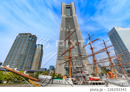 神奈川県　横浜市　みなとみらいの都市風景　横浜ランドマークタワー 126293341