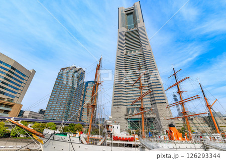 神奈川県　横浜市　みなとみらいの都市風景　横浜ランドマークタワー 126293344