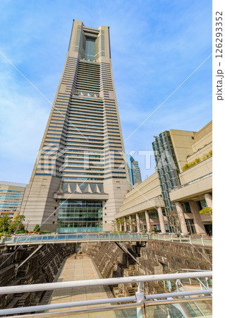 神奈川県　横浜市　みなとみらいの都市風景　横浜ランドマークタワー 126293352