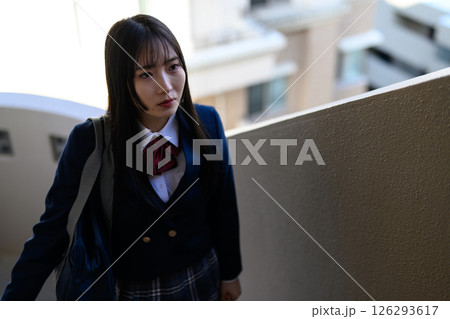 階段を上る女子高生　大人になる　ブレザー　 126293617