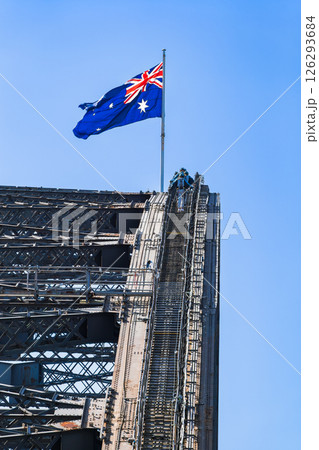 シドニー　ハーバーブリッジに翻るオーストラリア国旗とブリッジクライムの勇者達 126293684