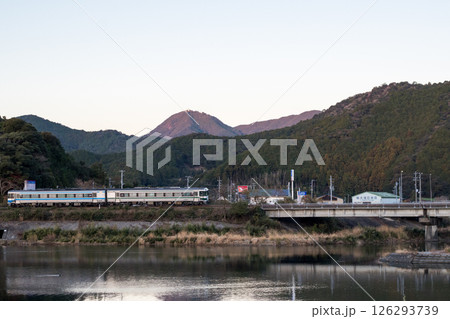【牟岐線】早朝の徳島方面へ向かう特急むろと 126293739
