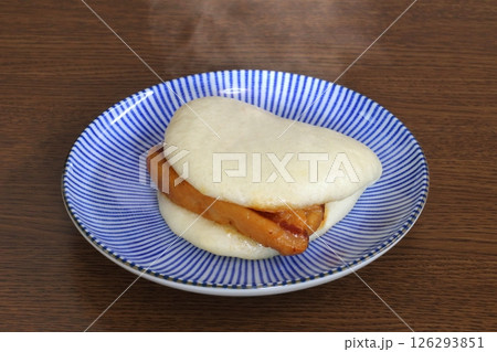 湯気の上がる角煮饅頭（長崎名物） 126293851