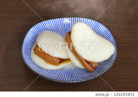 湯気の上がる角煮饅頭（長崎名物） 126293853