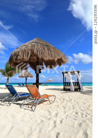 中米メキシコのリゾート地カンクンのドルフィンビーチ 中米メキシコのリゾート地カンクンのドルフィンビーチ 126293896