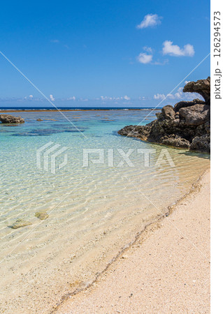南の島の透き通った海と青空(鹿児島県 奄美群島 沖永良部島) 南の島の透き通った海と青空(鹿児島県 奄美群島 沖永良部島) 126294573