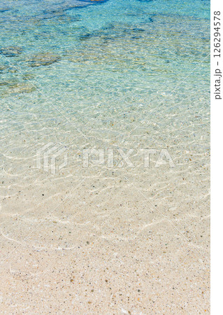 南の島の透き通った海(鹿児島県 奄美群島 沖永良部島) 南の島の透き通った海(鹿児島県 奄美群島 沖永良部島) 126294578