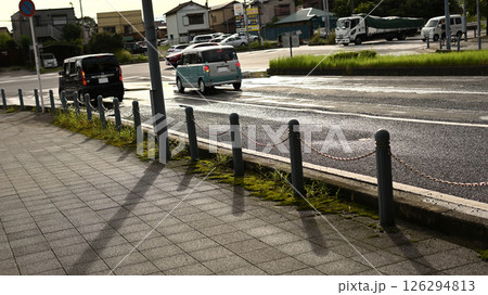 朝陽を浴びて反射した道路と信号待ちの車 126294813