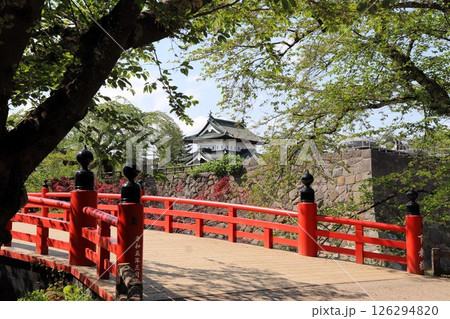 青空の弘前城　重要文化財　弘前市　青森県　天守閣　 126294820