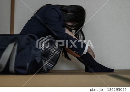 和室内で体育座りする女子高生　いじめ　不登校　ひきこもり　将来の不安　周辺減光なし 126295033