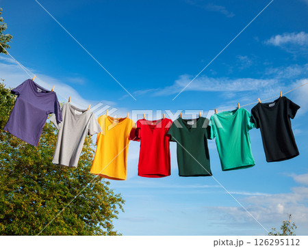 青空に映えるTシャツ 青空に映えるTシャツ 126295112