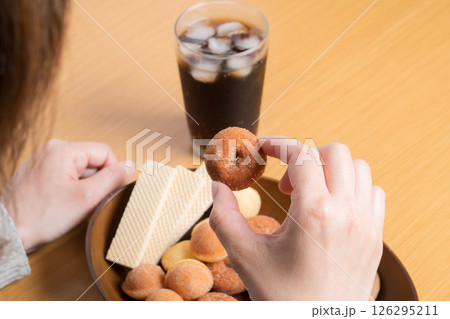 甘いお菓子の盛り合わせを食べる女性 126295211