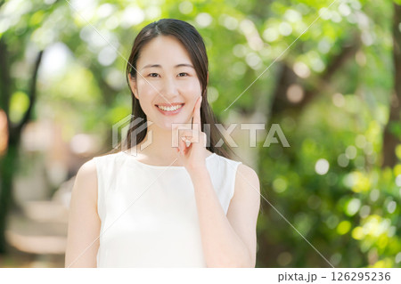 公園で微笑む若い女性 126295236