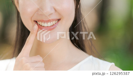 歯を指差す若い女性 歯を指差す若い女性 126295387