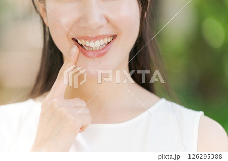 歯を指差す若い女性 126295388