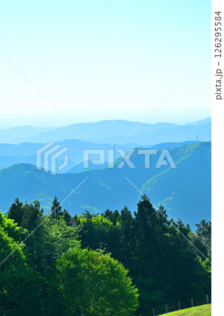 秩父高原牧場から清々しい山並の眺め　東秩父村 126295584
