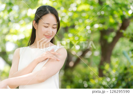 公園で寛ぐ女性 126295590