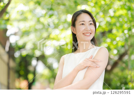 公園で寛ぐ女性 126295591