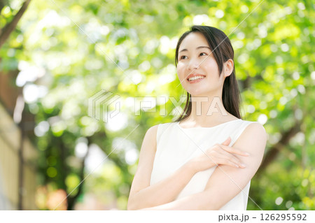 公園で寛ぐ女性 126295592