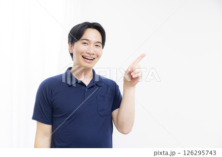 ガッツポーズをするポロシャツの男性 126295743