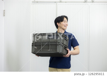 コンテナボックスを運ぶ男性 コンテナボックスを運ぶ男性 126295811