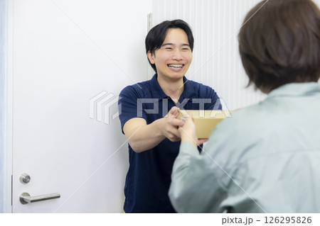 荷物を届ける宅急便の男性 126295826