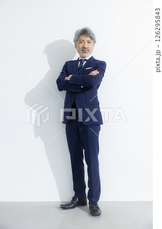 スーツのイケオジ　 126295843